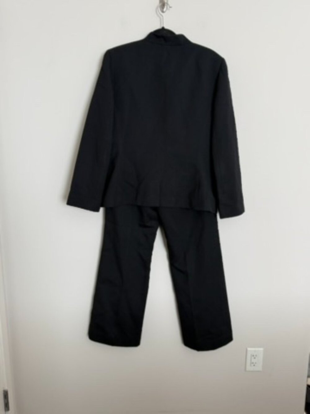 Woman Tahari Arthur S. Levine 2-piece Black Pant Suit - Size 16. - Picture 6 of 12